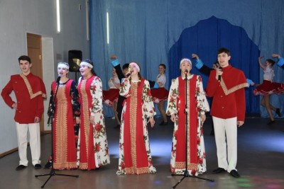 И льётся песня...