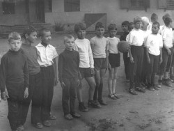 Юные воспитанники Дома пионеров